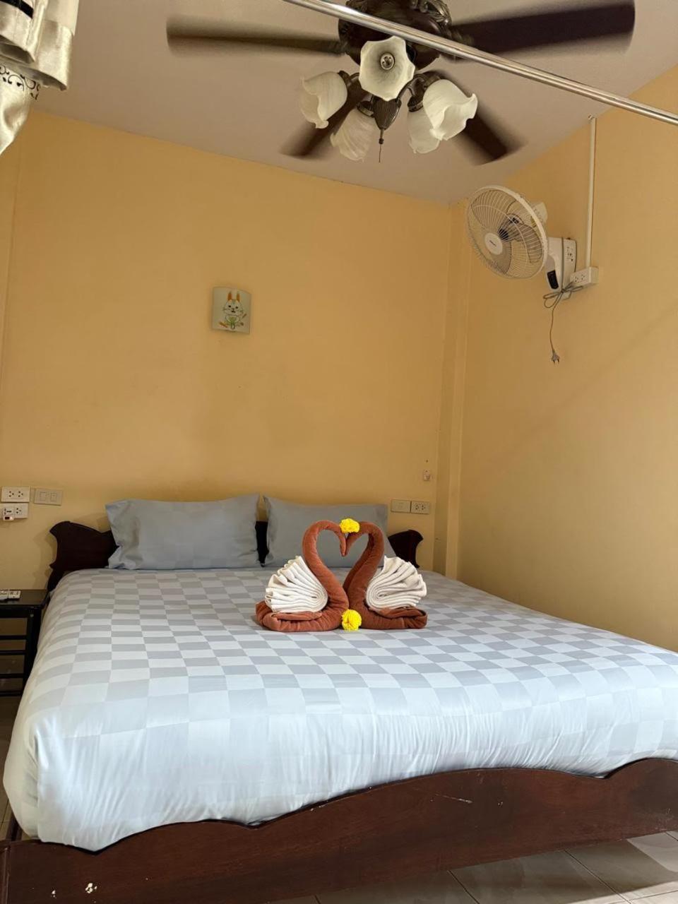 Happy Holidays Hotel Patong Luaran gambar