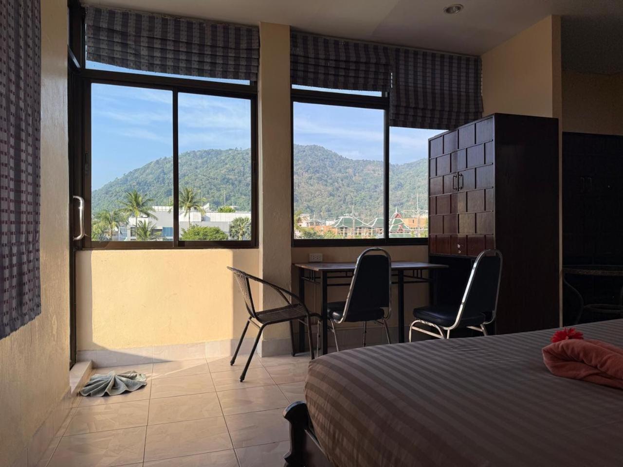 Happy Holidays Hotel Patong Luaran gambar